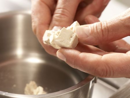 Gedämpfte Dinkelbällchen Zubereitung Schritt 1 Gedämpfte Dinkelbällchen Zubereitung Schritt 1