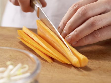 Gefüllte Reispapier-Röllchen Zubereitung Schritt 1 Gefüllte Reispapier-Röllchen Zubereitung Schritt 1
