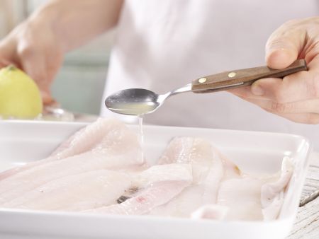 Gedünstete Schollenröllchen Zubereitung Schritt 1 Gedünstete Schollenröllchen Zubereitung Schritt 1