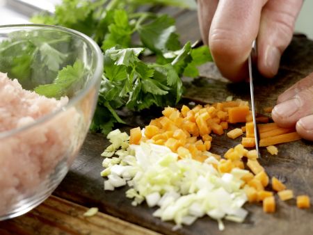 Geflügel-Consommé – smarter Zubereitung Schritt 1 Geflügel-Consommé – smarter Zubereitung Schritt 1