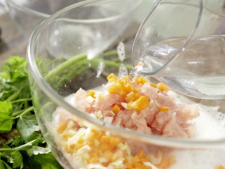 Geflügel-Consommé – smarter Zubereitung Schritt 2 Geflügel-Consommé – smarter Zubereitung Schritt 2