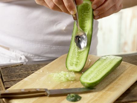 Gefüllte Mini-Gurke Zubereitung Schritt 1 Gefüllte Mini-Gurke Zubereitung Schritt 1