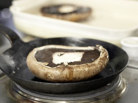 Gefüllte Portobello-Pilze Zubereitung Schritt 3 Gefüllte Portobello-Pilze Zubereitung Schritt 3