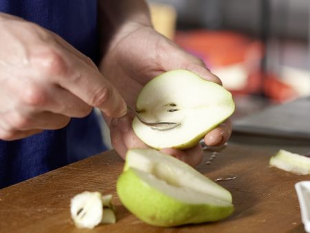 Gefüllte Schinken-Nuss-Röllchen Zubereitung Schritt 2 Gefüllte Schinken-Nuss-Röllchen Zubereitung Schritt 2