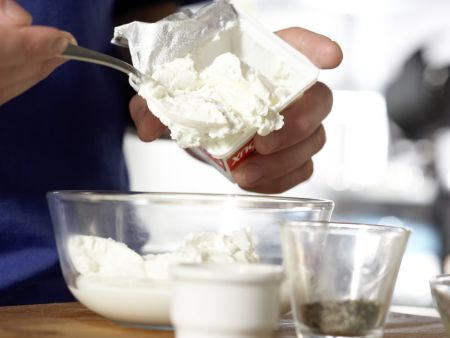 Gefüllte Schinken-Nuss-Röllchen Zubereitung Schritt 4 Gefüllte Schinken-Nuss-Röllchen Zubereitung Schritt 4