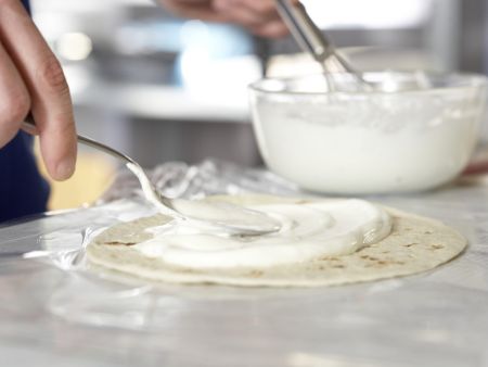 Gefüllte Schinken-Nuss-Röllchen Zubereitung Schritt 5 Gefüllte Schinken-Nuss-Röllchen Zubereitung Schritt 5