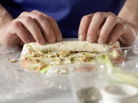 Gefüllte Schinken-Nuss-Röllchen Zubereitung Schritt 8 Gefüllte Schinken-Nuss-Röllchen Zubereitung Schritt 8