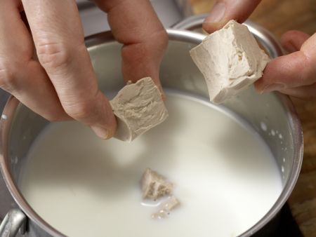 Gefüllter Mandel-Hefekuchen Zubereitung Schritt 1 Gefüllter Mandel-Hefekuchen Zubereitung Schritt 1