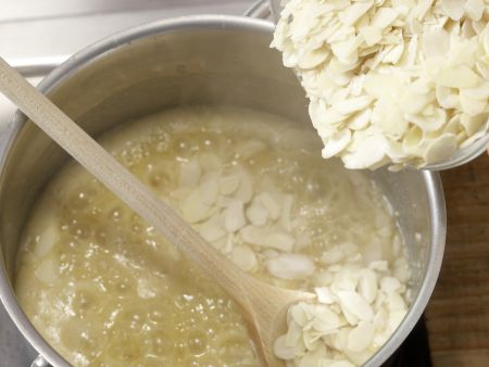 Gefüllter Mandel-Hefekuchen Zubereitung Schritt 4 Gefüllter Mandel-Hefekuchen Zubereitung Schritt 4