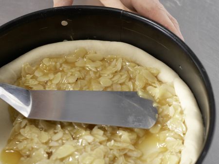 Gefüllter Mandel-Hefekuchen Zubereitung Schritt 6 Gefüllter Mandel-Hefekuchen Zubereitung Schritt 6