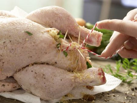 Gefülltes Brathähnchen Zubereitung Schritt 9 Gefülltes Brathähnchen Zubereitung Schritt 9