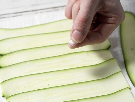 Gegrillte Zucchini-Röllchen Zubereitung Schritt 3 Gegrillte Zucchini-Röllchen Zubereitung Schritt 3