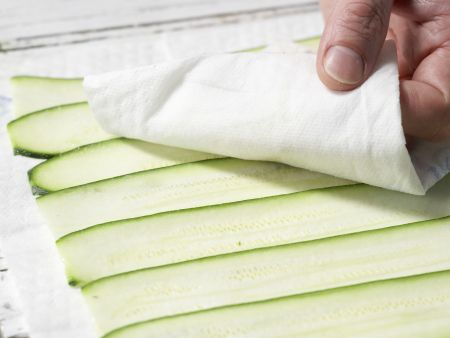 Gegrillte Zucchini-Röllchen Zubereitung Schritt 5 Gegrillte Zucchini-Röllchen Zubereitung Schritt 5