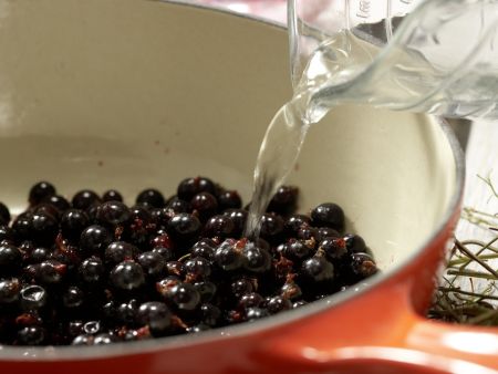 Gelee aus schwarzen Johannisbeeren Zubereitung Schritt 3 Gelee aus schwarzen Johannisbeeren Zubereitung Schritt 3