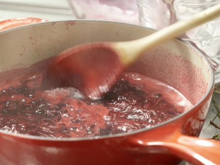 Gelee aus schwarzen Johannisbeeren Zubereitung Schritt 4 Gelee aus schwarzen Johannisbeeren Zubereitung Schritt 4