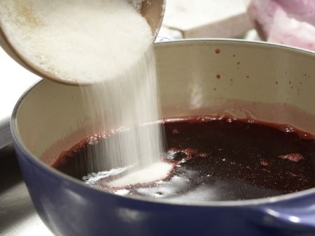 Gelee aus schwarzen Johannisbeeren Zubereitung Schritt 6 Gelee aus schwarzen Johannisbeeren Zubereitung Schritt 6