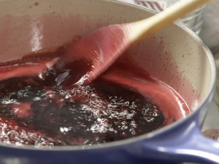 Gelee aus schwarzen Johannisbeeren Zubereitung Schritt 7 Gelee aus schwarzen Johannisbeeren Zubereitung Schritt 7