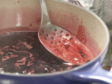 Gelee aus schwarzen Johannisbeeren Zubereitung Schritt 8 Gelee aus schwarzen Johannisbeeren Zubereitung Schritt 8