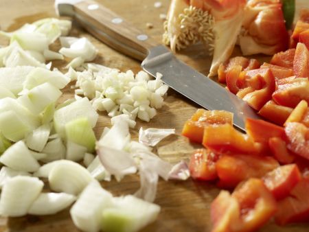 Geschmorter Reis mit Hähnchen auf spanische Art Zubereitung Schritt 1 Geschmorter Reis mit Hähnchen auf spanische Art Zubereitung Schritt 1