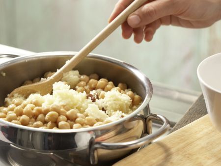 Geschnetzeltes mit Kichererbsen Zubereitung Schritt 1 Geschnetzeltes mit Kichererbsen Zubereitung Schritt 1