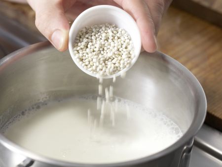 Graupenmilchbrei mit Himbeeren Zubereitung Schritt 1 Graupenmilchbrei mit Himbeeren Zubereitung Schritt 1