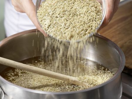 Grünkernbuletten mit Paprikarahm Zubereitung Schritt 1 Grünkernbuletten mit Paprikarahm Zubereitung Schritt 1