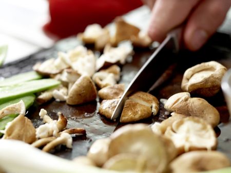 Hähnchen-Glasnudelsuppe Zubereitung Schritt 1 Hähnchen-Glasnudelsuppe Zubereitung Schritt 1