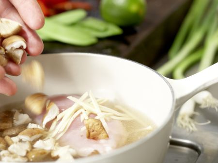 Hähnchen-Glasnudelsuppe Zubereitung Schritt 2 Hähnchen-Glasnudelsuppe Zubereitung Schritt 2