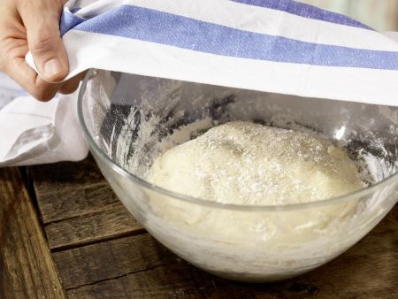 Hefeküchlein mit Salat Zubereitung Schritt 2 Hefeküchlein mit Salat Zubereitung Schritt 2