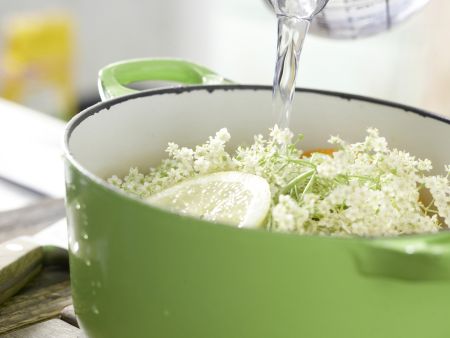 Holunderblütensirup Zubereitung Schritt 3 Holunderblütensirup Zubereitung Schritt 3
