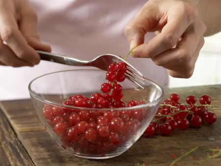 Johannisbeer-Guglhupf Zubereitung Schritt 1 Johannisbeer-Guglhupf Zubereitung Schritt 1