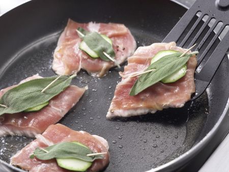 Kalbsschnitzel à la Saltimbocca Zubereitung Schritt 7 Kalbsschnitzel à la Saltimbocca Zubereitung Schritt 7