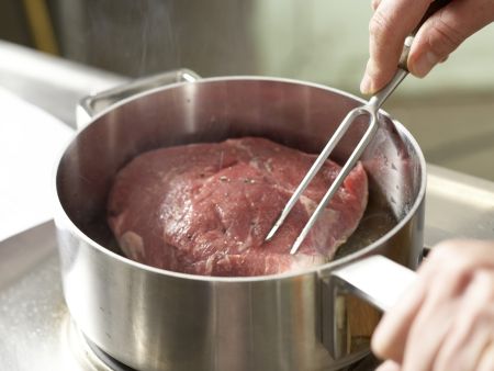 Kalbstafelspitz aus dem Ofen Zubereitung Schritt 8 Kalbstafelspitz aus dem Ofen Zubereitung Schritt 8