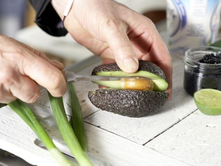 Kalte Avocado-Gurken-Suppe Zubereitung Schritt 1 Kalte Avocado-Gurken-Suppe Zubereitung Schritt 1