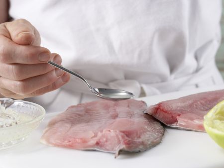 Karpfenfilet mit Karamelltrauben Zubereitung Schritt 5 Karpfenfilet mit Karamelltrauben Zubereitung Schritt 5