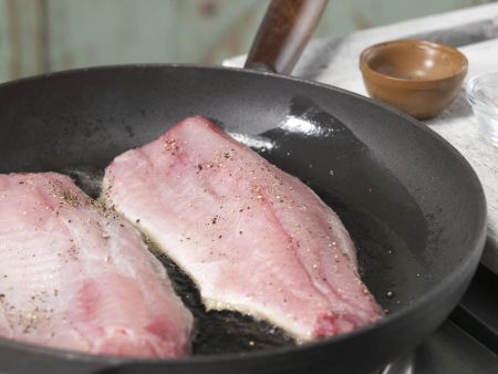 Karpfenfilet mit Karamelltrauben Zubereitung Schritt 8 Karpfenfilet mit Karamelltrauben Zubereitung Schritt 8