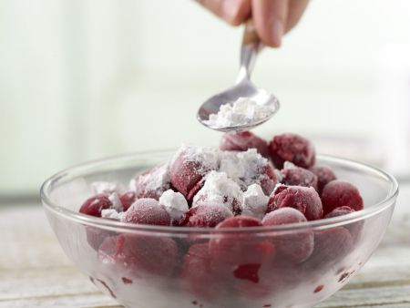 Kirsch-Baiser-Torte Zubereitung Schritt 1 Kirsch-Baiser-Torte Zubereitung Schritt 1