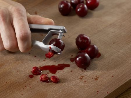 Kirschbrei mit Getreideflocken Zubereitung Schritt 1 Kirschbrei mit Getreideflocken Zubereitung Schritt 1