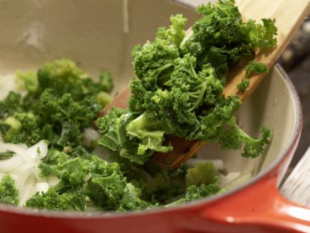 Klare Grünkohlsuppe Zubereitung Schritt 3 Klare Grünkohlsuppe Zubereitung Schritt 3
