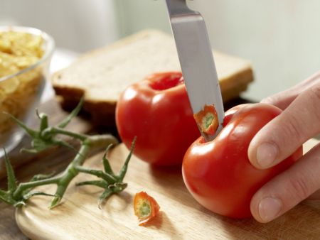 Knusperfisch mit Tomaten-Brot-Salat Zubereitung Schritt 1 Knusperfisch mit Tomaten-Brot-Salat Zubereitung Schritt 1