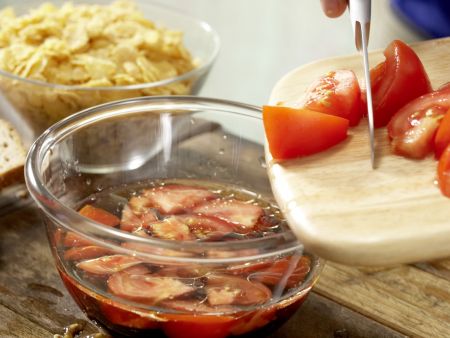 Knusperfisch mit Tomaten-Brot-Salat Zubereitung Schritt 2 Knusperfisch mit Tomaten-Brot-Salat Zubereitung Schritt 2