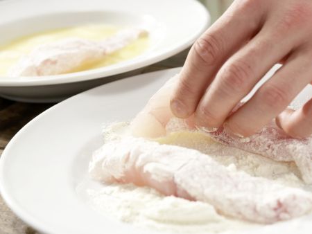 Knusperfisch mit Tomaten-Brot-Salat Zubereitung Schritt 6 Knusperfisch mit Tomaten-Brot-Salat Zubereitung Schritt 6