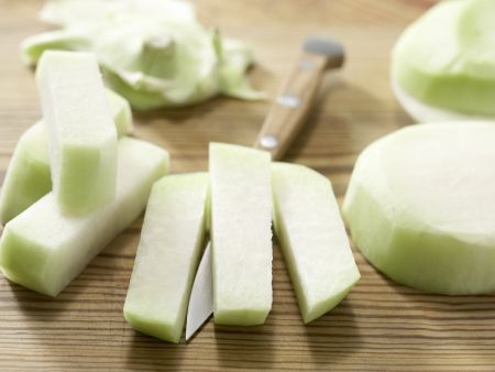 Knusprige Kohlrabi-Sticks Zubereitung Schritt 1 Knusprige Kohlrabi-Sticks Zubereitung Schritt 1