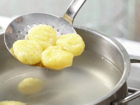 Kürbis-Gnocchi mit Tomatensauce Zubereitung Schritt 8 Kürbis-Gnocchi mit Tomatensauce Zubereitung Schritt 8