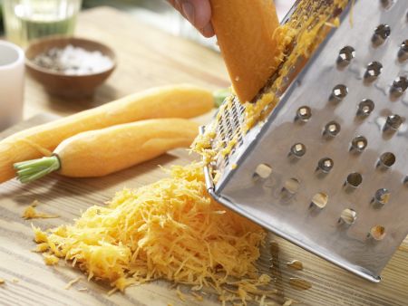 Lachsspieße mit Möhrensalat Zubereitung Schritt 3 Lachsspieße mit Möhrensalat Zubereitung Schritt 3