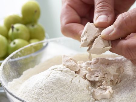 Mirabellenkuchen vom Blech Zubereitung Schritt 1 Mirabellenkuchen vom Blech Zubereitung Schritt 1