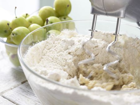 Mirabellenkuchen vom Blech Zubereitung Schritt 2 Mirabellenkuchen vom Blech Zubereitung Schritt 2