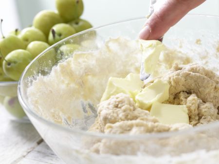 Mirabellenkuchen vom Blech Zubereitung Schritt 3 Mirabellenkuchen vom Blech Zubereitung Schritt 3