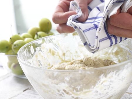 Mirabellenkuchen vom Blech Zubereitung Schritt 4 Mirabellenkuchen vom Blech Zubereitung Schritt 4