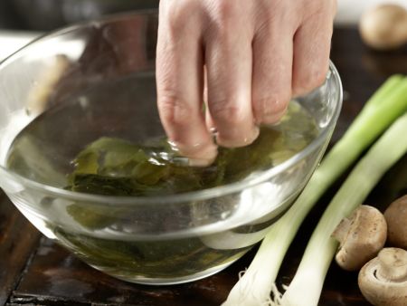 Misosuppe Zubereitung Schritt 1 Misosuppe Zubereitung Schritt 1
